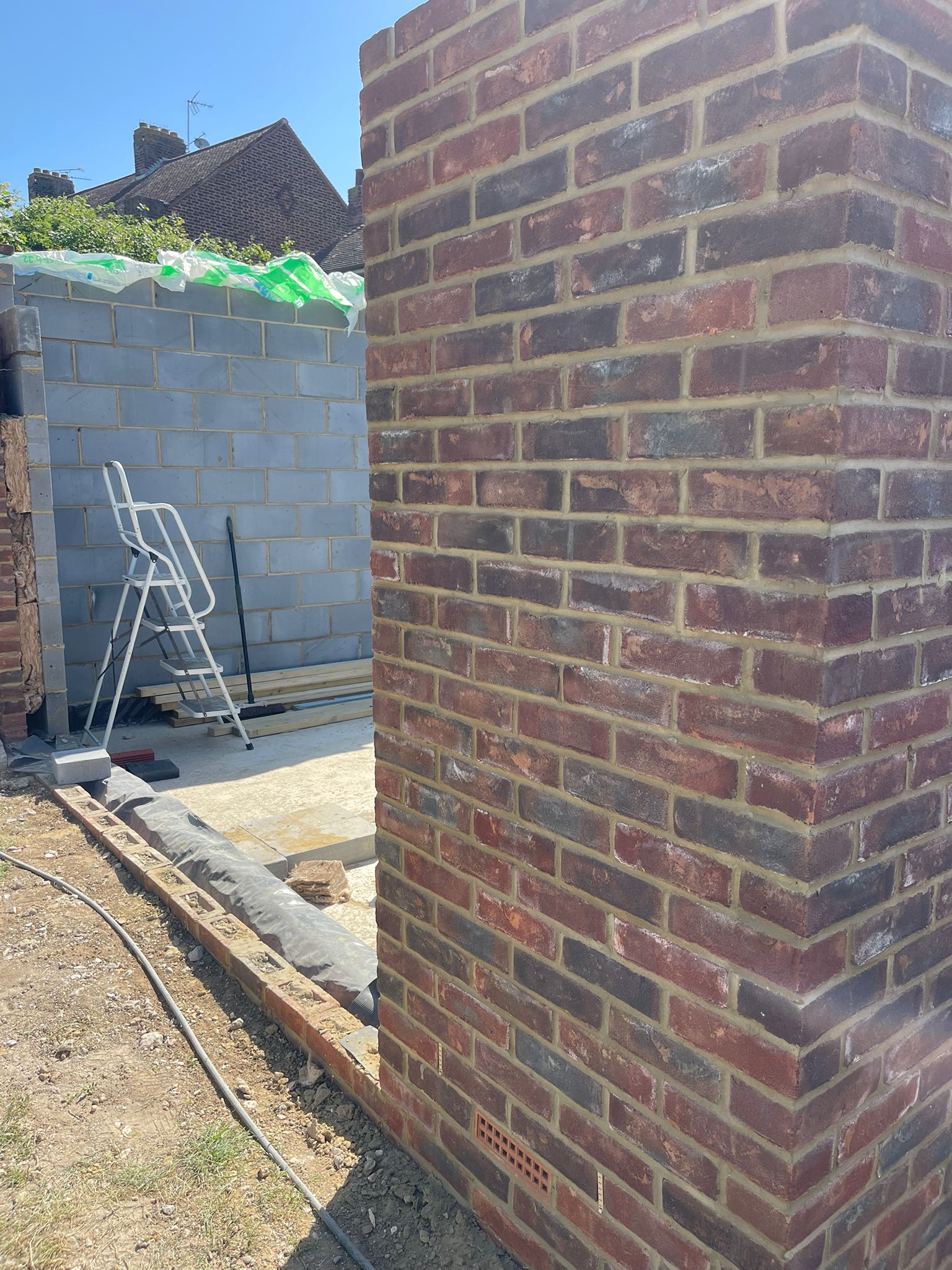 Extension outer brick skin with blockwork inner leaf